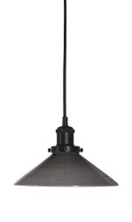 August Ø25 Schwarz fensterlampe Von PR Home - Die Lampe wird mit einem 3 Meter langen schwarzen Textilkabel geliefert und verf&uuml;gt &uuml;ber einen Wandstecker und einen Netzschalter.