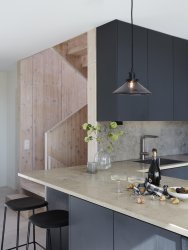 August Ø25 Schwarz fensterlampe Von PR Home - Die Lampe wird mit einem 3 Meter langen schwarzen Textilkabel geliefert und verf&uuml;gt &uuml;ber einen Wandstecker und einen Netzschalter.