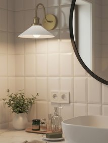 August 38cm Messing/Weiß badezimmerlampe Von PR Home - Diese Wandleuchte im Schuster-Stil wurde speziell f&uuml;r Badezimmer entworfen und verf&uuml;gt &uuml;ber einen eleganten Glasschirm mit 25 cm Durchmesser, der das Licht sanft und gleichm&auml;&szlig;ig verteilt.