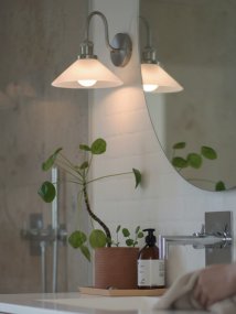 August 38cm Chrom/Weiß badezimmerlampe Von PR Home - Diese Wandleuchte im Schusterstil wurde speziell f&uuml;r Badezimmer entworfen und verf&uuml;gt &uuml;ber einen eleganten Glasschirm mit 25 cm Durchmesser, der das Licht sanft und gleichm&auml;&szlig;ig verteilt.