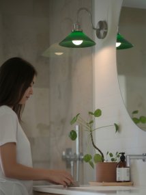 August 38cm Chrom/Grün badezimmerlampe Von PR Home - Diese Wandleuchte im Schusterstil wurde speziell f&uuml;r Badezimmer entworfen und verf&uuml;gt &uuml;ber einen eleganten Glasschirm mit 25 cm Durchmesser, der das Licht sanft und gleichm&auml;&szlig;ig verteilt.