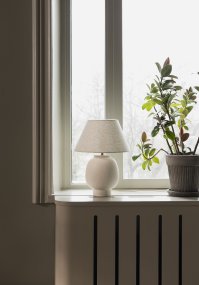 Lorenzo 46cm Beige tischlampe Von Globen Lighting - Die handgefertigte Struktur verleiht jeder Leuchte einen nat&uuml;rlichen und lebendigen Ausdruck, w&auml;hrend der beigefarbene Textilschirm f&uuml;r eine sanfte und behagliche Atmosph&auml;re sorgt.