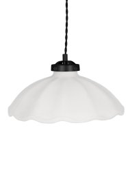 Alva Ø30 Weiß hängelampe Von Globen Lighting - Der die Keramik umschlie&szlig;ende obere Teil besteht aus schwarzem Metall und wird durch ein 120 cm langes schwarzes, gedrehtes Textilkabel und eine schwarze Deckendose aus Kunststoff erg&auml;nzt.