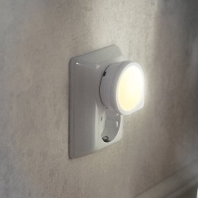 Nachtlicht Sensor LED Weiß kinderlampe Von Star Trading - Der integrierte Sensor erkennt die Dunkelheit und schaltet die Lampe automatisch ein – ideal für die Nacht.