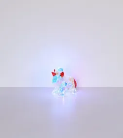 Brondar Transparent kinderlampe Von Globo Lighting - Der klare Kunststoffkörper mit Kristalleffekt wird mit roten Details kombiniert, um farbenfrohe Akzente zu setzen.