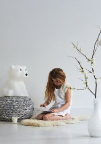 Nanuk Star Light Weiß kinderlampe Von Mr Maria - Nanuk, bekannt und beliebt für seine Geschichten und seinen stilvollen Ausdruck, wird zu einem einzigartigen und beruhigenden Detail im Raum.