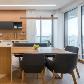 Olivus 115cm Natur hängelampe Von Globo Lighting - Olivus &auml;r en stilren takpendel i elegant, avl&aring;ng form som kombinerar svart metall med m&ouml;rkbrunt tr&auml; och opalplast f&ouml;r en modern och sofistikerad design.