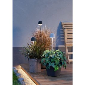 Mannera 20cm Schwarz tragbare Von Eglo - Das Aufladen erfolgt ganz einfach &uuml;ber das mitgelieferte USB-Kabel und l&auml;sst sich somit problemlos &uuml;berallhin mitnehmen &ndash; egal ob auf der Terrasse, im Garten oder beim Picknick.