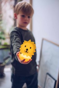 Bundle of Light - Lion Mini Gelb kinderlampe Von Mr Maria - Bringen Sie mit dieser bezaubernden L&ouml;wenlampe etwas Licht und Freude in Ihren Tag und Ihr Zuhause.