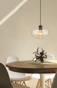 Giuseppe Ø28 Bernstein hängelampe Von Globo Lighting - Lampan &auml;r tillverkad av svart metall och har en vackert formad b&auml;rnstensf&auml;rgad glassk&auml;rm.
