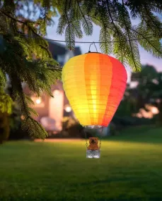 Balloon Mehrfarbig solarleuchte Von Globo Lighting - Skapa en lekfull k&auml;nsla i tr&auml;dg&aring;rden med Balloon, en solcellsdriven dekoration inspirerad av en luftballong med en bj&ouml;rn i korgen.