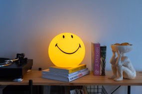 Smiley Star Light Gelb kinderlampe Von Mr Maria - Smiley, bekannt und beliebt für seine Geschichten und seinen stilvollen Ausdruck, wird zu einem einzigartigen und beruhigenden Detail im Raum.