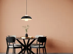 Lowe Ø38 Schwarz hängelampe Von Globo Lighting - Den runda sk&auml;rmen i mattsvart metall ger ett elegant och tidl&ouml;st uttryck, medan den cylinderformade sk&auml;rmen i opalglas sprider ett mjukt och behagligt ljus.