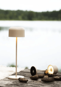 Lille 36cm Sand tragbare Von Konstsmide - Die Lampe ist mit einem Touch-Dimmer ausgestattet, sodass Sie die Helligkeit und Farbtemperatur von warmgelbem bis warmwei&szlig;em Licht einstellen k&ouml;nnen.