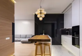 Conor Ø40 Bernstein hängelampe Von Globo Lighting - Den har 13st dekorativa ambertonade glaskupor som alla omfamnar en ljusk&auml;lla vilket skapar en fin och harmonisk ljusspridning i rummet.