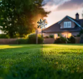 Wind Silber solarleuchte Von Globo Lighting - De dekorativa bladen roterar med vinden och skapar en vacker r&ouml;relse, medan den inbyggda solcellsbelysningen lyser upp i m&ouml;rkret f&ouml;r en magisk effekt.