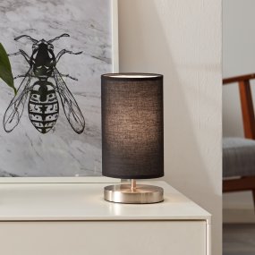 Clarie 25cm Chrom tischlampe Von Brilliant - Die Leuchte verf&uuml;gt &uuml;ber einen schwarzen Textilschirm, der f&uuml;r eine weiche und harmonische Lichtverteilung sorgt.