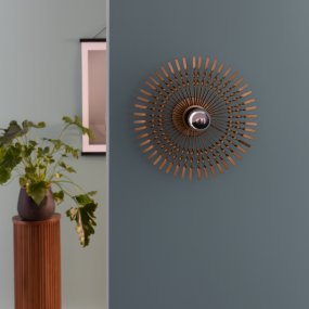 Mendoza Ø33 Gold wandlampe Von Brilliant - Die Lampe wird an der Wand montiert und mit einem externen Wanddimmer kann die Helligkeit reguliert werden, um eine gemütliche Atmosphäre zu erzeugen.