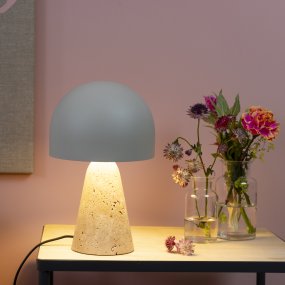 Nalam 30cm Beige tischlampe Von Brilliant - Die Tischleuchte Nalam vereint modernes Design und natürliche Eleganz mit einem stilvollen beigen Lampenschirm und einem stabilen Sockel aus künstlichem Travertinstein.