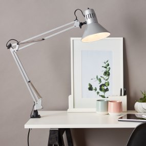 Hobby 70cm Titan schreibtischlampe Von Brilliant - Die Lampe verfügt über einen praktischen Druckknopf zum einfachen Ein- und Ausschalten und wird mit einem 1,6 Meter langen Stromkabel geliefert.