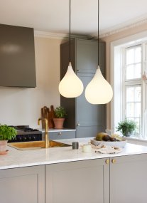 Drops Ø23 Weiß hängelampe Von Halo Design - Der Schirm aus mundgeblasenem Opalglas erzeugt eine feine Lichtstreuung und in Kombination mit den Details aus gebürstetem Aluminium trägt die Leuchte zu einer schönen Atmosphäre im Raum bei.