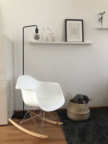 Diallo Schwarz stehlampe Von Trio Lighting - Die schwarze Stehleuchte eignet sich perfekt als schönes Accessoire im Flur, in der Leseecke, neben dem Sofa oder dem Schreibtisch.