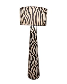 Zany Schwarzweiß stehlampe Von By Rydéns - Mit ihrem großzügigen Schirmdurchmesser von 50 cm und dem markanten Tiermuster ist Zany Zebra die perfekte Wahl für alle, die ihrem Zuhause Persönlichkeit und Charakter verleihen möchten.