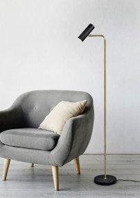 Marley Mattes Messing stehlampe Von Trio Lighting - Der bewegliche Kopf lässt sich bequem nach oben oder unten ausrichten, sodass sich die Leuchte perfekt als Leseleuchte am Sofa oder als dezente Beleuchtung im Flur eignet.