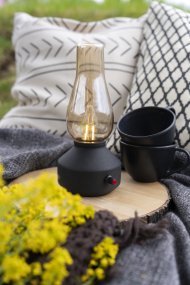Wiederaufladbare Tischleuchte 25cm Schwarz tragbare Von Konstsmide - Die Lampe besteht aus Metall und Glas, hat einen schwarzen Lampenfuß und einen praktischen Dimmer, mit dem sich das warmweiße, stimmungsvolle Licht einfach anpassen lässt.