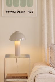 Buddy 36cm Sand tischlampe Von Globen Lighting - Platzieren Sie sie im Wohnzimmer auf dem Beistelltisch, im K&uuml;chenfenster oder auf dem Nachttisch.