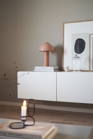 Buddy 36cm Rosa tischlampe Von Globen Lighting - Platzieren Sie die Leuchte im Wohnzimmer auf dem Beistelltisch, im Küchenfenster oder auf dem Nachttisch.