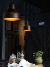 Solo Ø13cm Braun fensterlampe Von PR Home - Solo ist eine schlichte Fensterleuchte aus Metall mit minimalistischem Design.