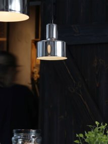 Solo Ø13 Chrom fensterlampe Von PR Home - Solo ist eine elegante Fensterleuchte aus Metall mit minimalistischem Design.
