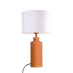 Solo 55cm Orange tischlampe Von PR Home - Der Solo-Lampenfuß in Hochglanz-Orange kombiniert mit einem zylindrischen weißen Lampenschirm sorgt für einen stilvollen und modernen Ausdruck.