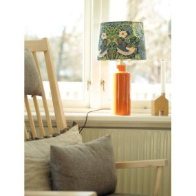 Solo 48cm Orange tischlampe Von PR Home - Der Solo-Lampenfu&szlig; in Hochglanz-Orange kombiniert mit einem zylinderf&ouml;rmigen, gemusterten Lampenschirm sorgt f&uuml;r einen eleganten und modernen Ausdruck.