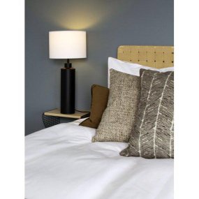 Solo 65cm Schwarz und Weiß tischlampe Von PR Home - Der Solo-Lampenfuß in Mattschwarz wird mit einem zylindrischen weißen Lampenschirm kombiniert und sorgt für einen stilvollen und modernen Ausdruck.