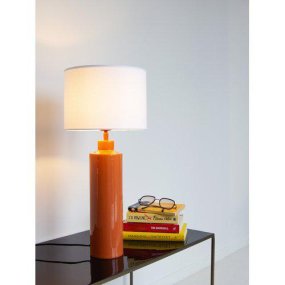 Solo 65cm Orange tischlampe Von PR Home - Der Solo-Lampenfuß in Hochglanz-Orange kombiniert mit einem zylindrischen weißen Lampenschirm sorgt für einen stilvollen und modernen Ausdruck.