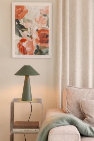 Cannes 40cm Moosgrün tischlampe Von Globen Lighting - Cannes besteht aus matt lackiertem Metall und verf&uuml;gt &uuml;ber ein 200 cm langes Textilkabel mit Stecker und Netzschalter.