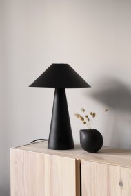 Cannes 40cm Schwarz tischlampe Von Globen Lighting - Cannes besteht aus matt lackiertem Metall und verf&uuml;gt &uuml;ber ein 200 cm langes Textilkabel mit Stecker und Netzschalter.