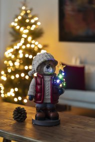 Kleiner Teddybär 38cm Mehrfarbig Von Konstsmide - Darin befinden sich ein hell erleuchteter Weihnachtsbaum und eine Laterne, die f&uuml;r eine gem&uuml;tliche Atmosph&auml;re sorgt.