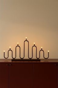 Noel 7 Bronze Von Globen Lighting - Im Lieferumfang enthalten sind ein 2 m langes schwarzes Kunststoffkabel, ein Netzschalter, ein Transformator und ein Netzstecker.