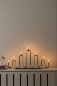 Noel 7 Messing Von Globen Lighting - Noel ist ein dekorativer Adventskerzenhalter aus Eisen mit einer eleganten Oberfläche aus gebürstetem Messing.