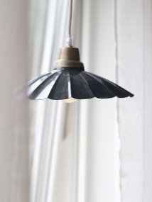 Ester Ø24 Blau fensterlampe Von PR Home - Die Fensterleuchte Ester aus Metall mit einer emaillierten Oberfl&auml;che in Marmoroptik ist ein Unikat.