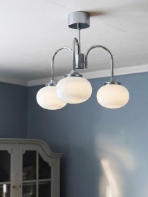 Elsy Ø52 Chrom deckenleuchte Von PR Home - Die Leuchte verf&uuml;gt &uuml;ber drei nach unten gerichtete Arme mit wei&szlig;en Glaskuppeln, die ein sanftes und angenehmes Licht verbreiten und so beispielsweise im Wohnzimmer, Esszimmer oder Flur eine behagliche Atmosph&auml;re schaffen.