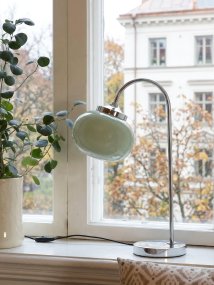 Elsy 50cm Grün tischlampe Von PR Home - Der handgefertigte Glasschirm in einem sanften Salbeigr&uuml;n verleiht jeder Leuchte einen einzigartigen Charakter, w&auml;hrend die verchromten Metalldetails ein stilvolles und zeitloses Gesamtbild schaffen.
