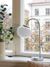 Elsy 50cm Weiß tischlampe Von PR Home - Der handgefertigte Glasschirm in einem sanften Wei&szlig;ton verleiht jeder Leuchte einen einzigartigen Charakter, w&auml;hrend die verchromten Metalldetails ein stilvolles und zeitloses Gesamtbild schaffen.