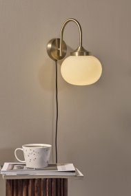 Elsy 30cm Gebürstetes Messing leselampe Von PR Home - Der handgefertigte Glasschirm in einem sanften Cremeweiß verleiht jeder Leuchte einen einzigartigen Charakter, während die Details aus gebürstetem Messing einen stilvollen und exklusiven Kontrast bilden.