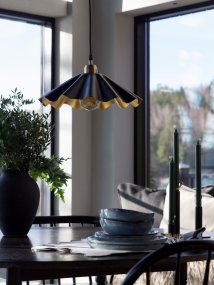 Aira Ø50 Schwarz Von PR Home - Die Deckenleuchte Aira besticht durch ihre mattschwarze Oberfl&auml;che und die messingfarbene Innenseite.