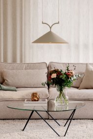 Curve Ø50 Beige hängelampe Von Globen Lighting - Hergestellt aus matt lackiertem Metall mit zwei 120 cm langen Textilkabeln und passender Metall-Deckendose.