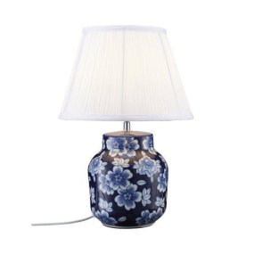 Fanny 47cm Blau tischlampe Von PR Home - I kombination med den veckade textilsk&auml;rmen bidrar lampan med en tidl&ouml;s elegans till rummet.
